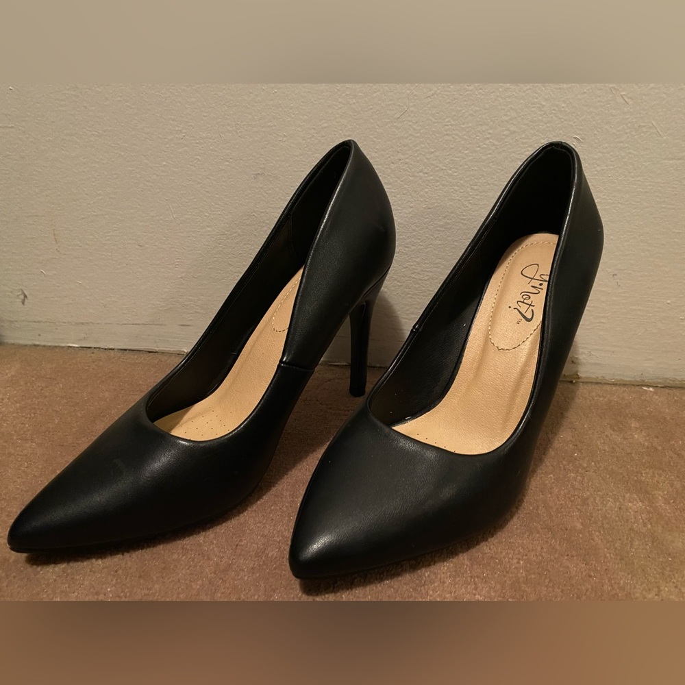 CLASSIC BLACK HEELS